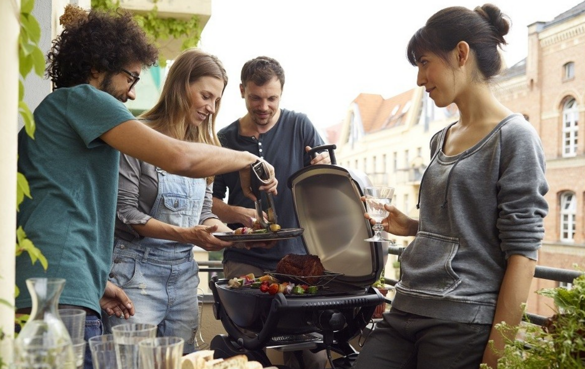 barbecue electrique weber amis terrasse apéritif